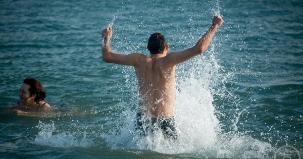 Девушка плывет в море