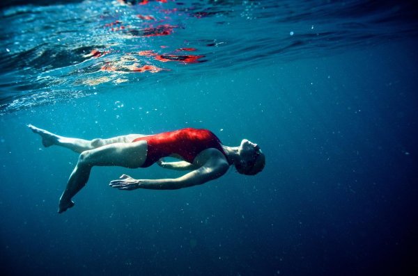 Мужчина плывет в море