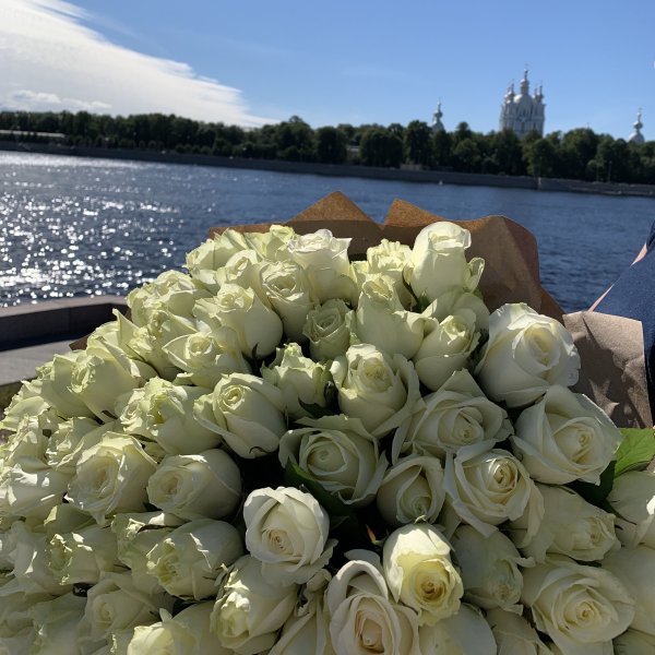 Белые розы в воде