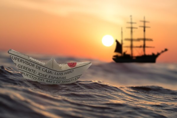 Кораблик плывет