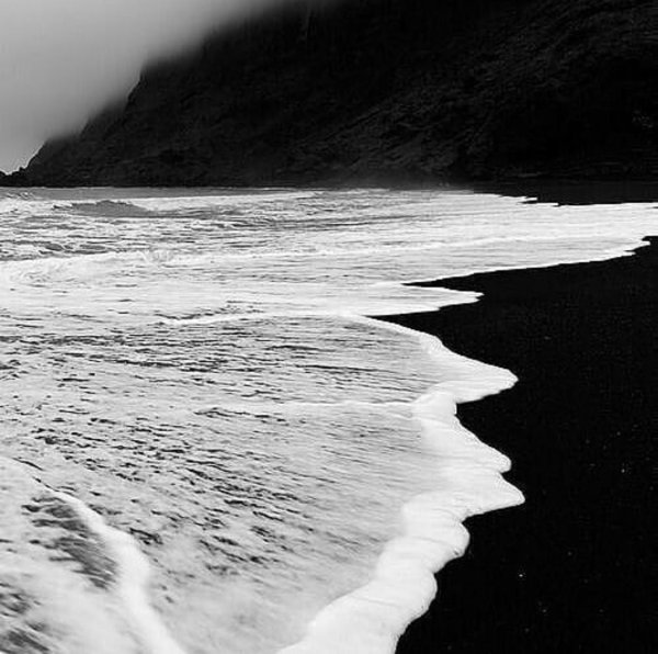 Море черно белое