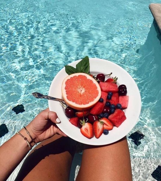 Девушка на пляже с едой