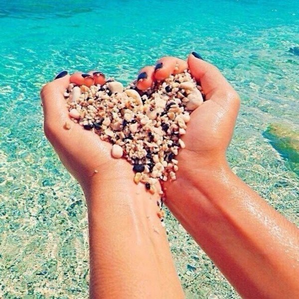 Девушка с фруктами на море