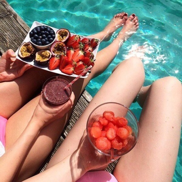 Девочка на пляже в бассейне