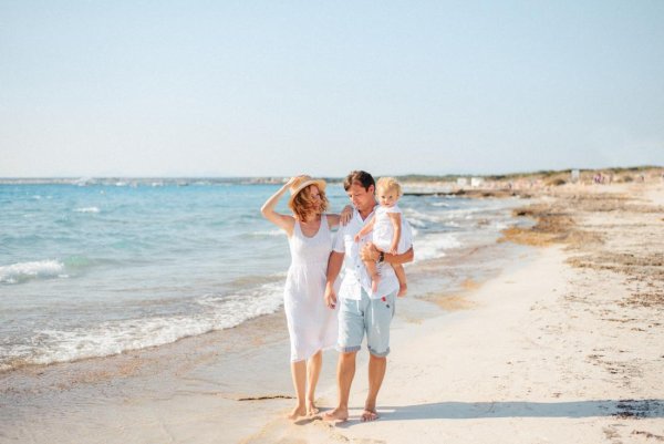 Счастливая семья на пляже