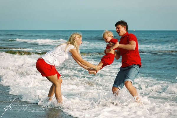 Семья на побережье