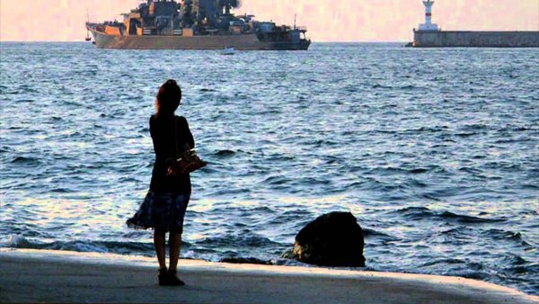 Девушка провожает корабль