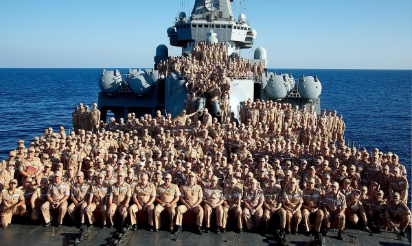 Моряки на корабле живопись