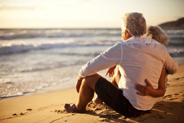 Пожилая пара на море