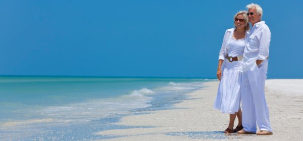 Пожилая пара на море