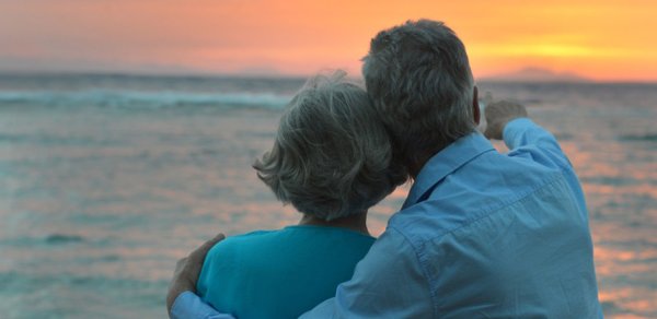 Пожилая пара на море