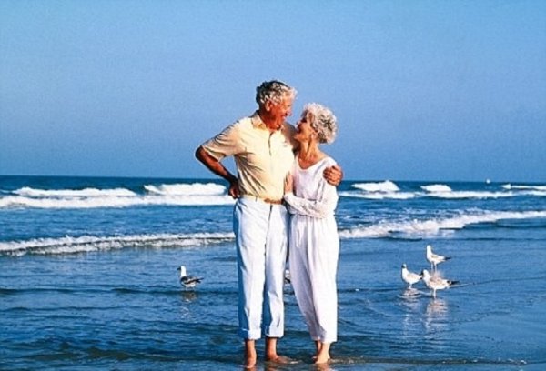 Пожилая пара на море