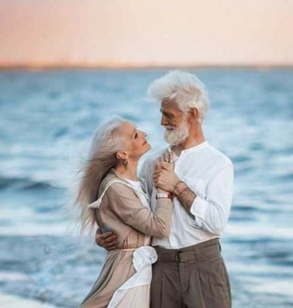 Пожилые люди на отдыхе