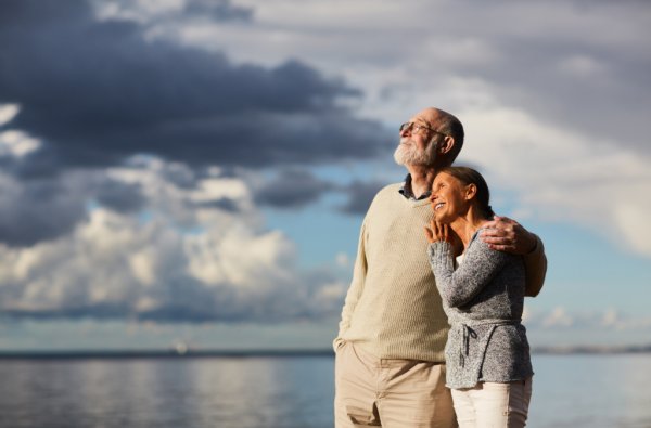 Пожилые люди на море