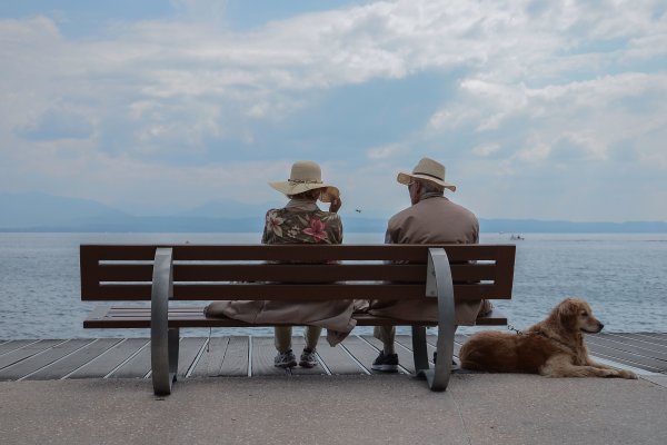 Пожилые люди на пляже