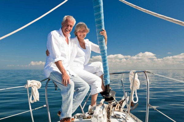 Пожилые мужчина и женщина со спины