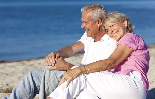 Мужчина и женщина на берегу