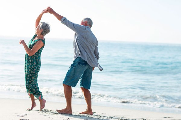 Пожилая пара на закате