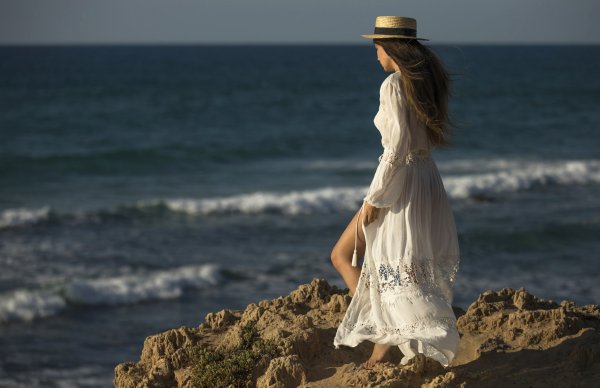 Девушка на берегу моря