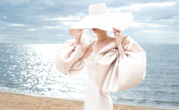 Дама в шляпе на море
