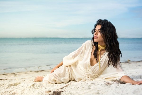 Девушка на берегу моря