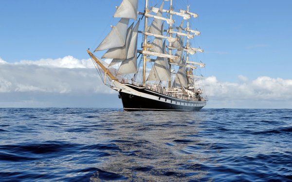 Парусник в море