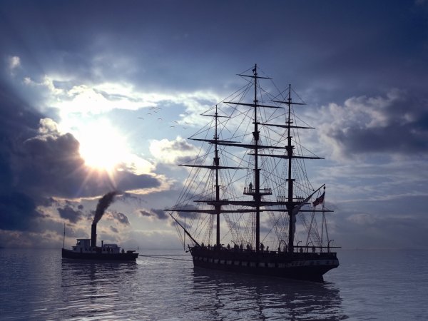 Красивый парусник