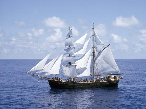 Корабль в море