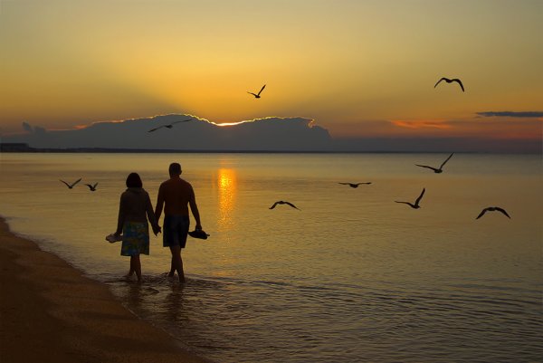 Прогулка по берегу моря на закате