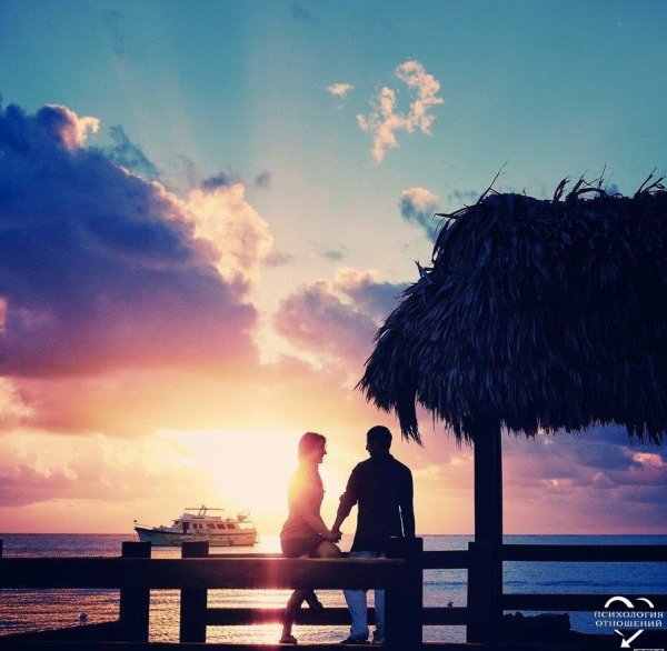 Двое на закате у моря