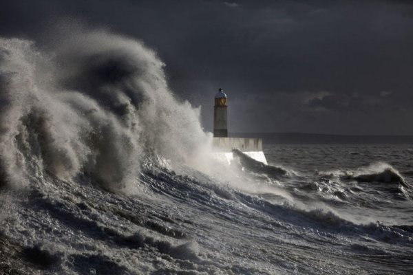 Маяк в шторм волны океан