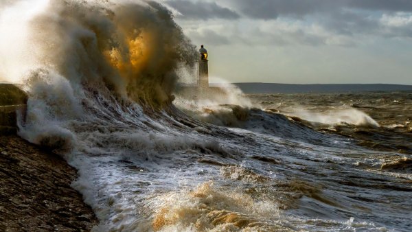 Море шторм Маяк
