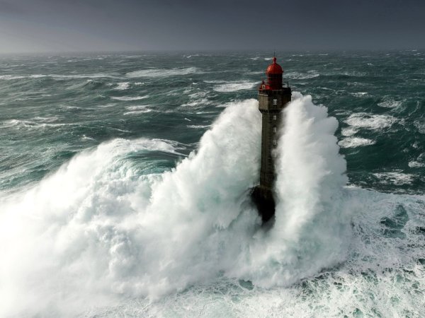 Маяк в шторм волны океан