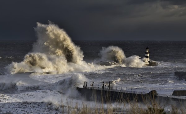 Маяк Севастополь шторм