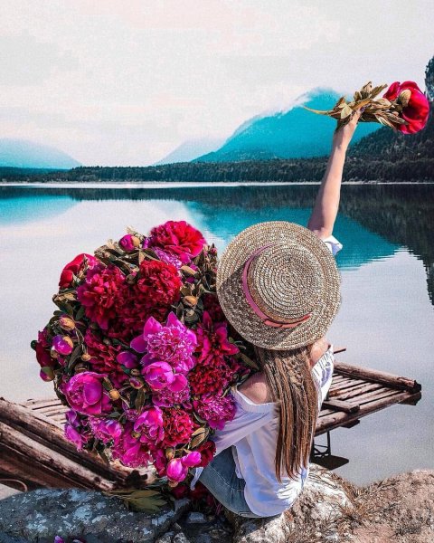 Девушка цветы море