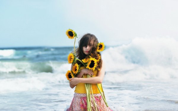 Девушка на море с цветами
