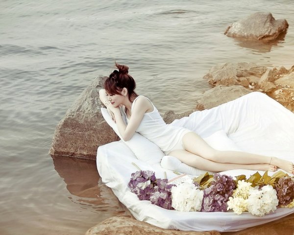 Девушка с цветком на берегу