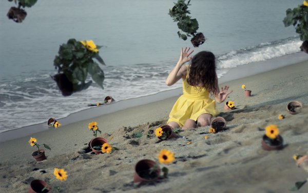 Девушка на берегу моря в желтом платье