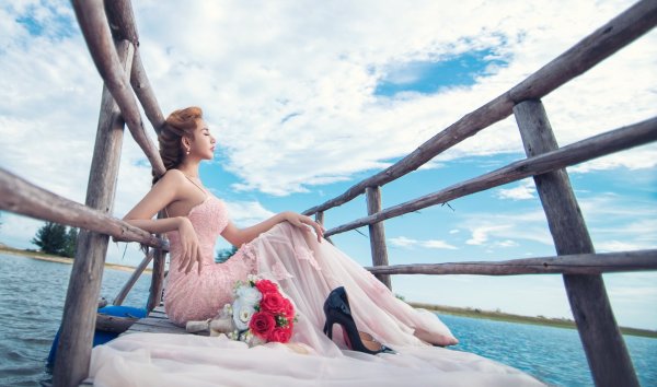 Девушка на море с цветами