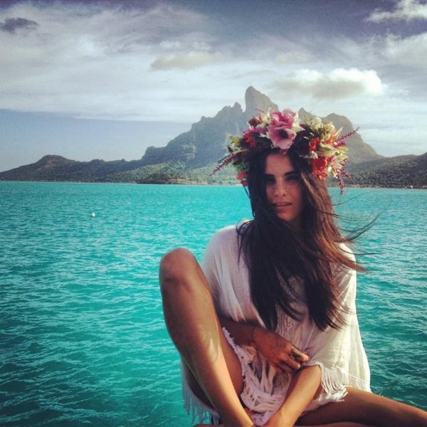 Девушка с венком у моря