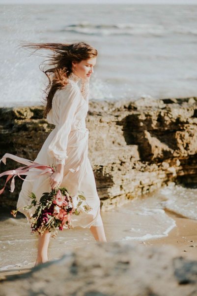 Девушка на берегу