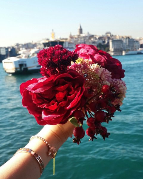 Букет цветов на фоне моря