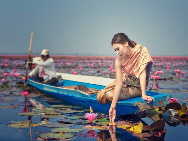 Девушка в лодке с цветами