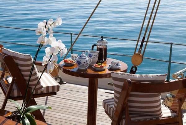 Столик для яхты