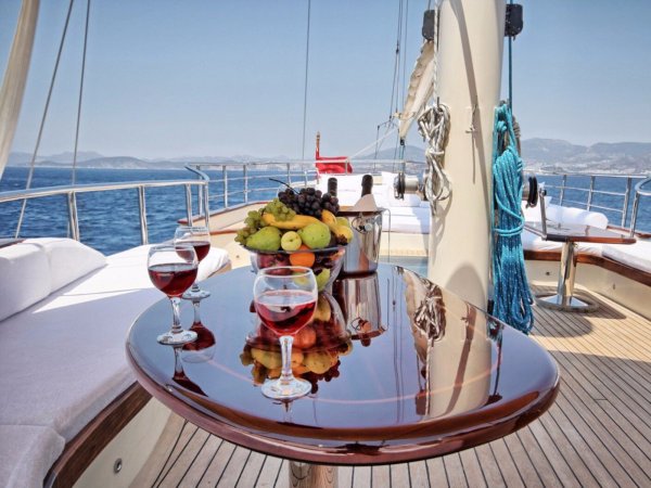 Яхта парусная на фоне моря