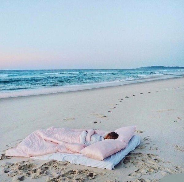 Постель на берегу моря