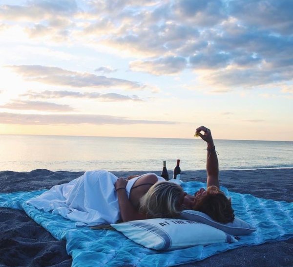 Спать на берегу моря