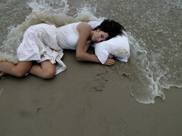 Спит на пляже