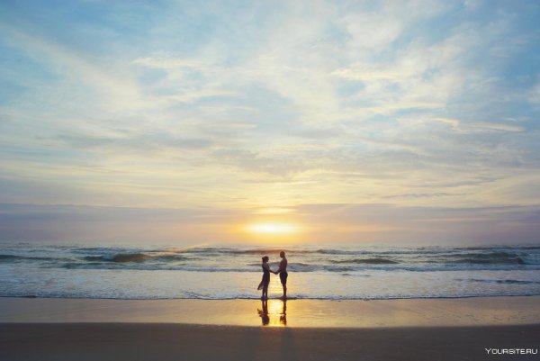 Прогулка по пляжу на закате