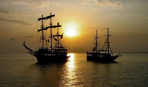 Два корабля в море